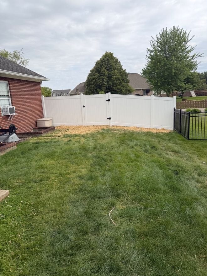 White vinyl privacy fence