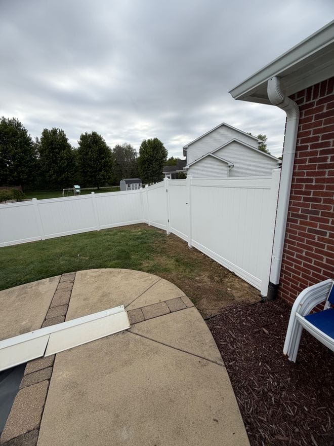 White vinyl privacy fence